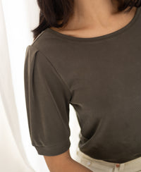 Donker zand ribbed T-shirt, LA PHILEINE by PLEIN PUBLIQUE, shown in soft natural light.