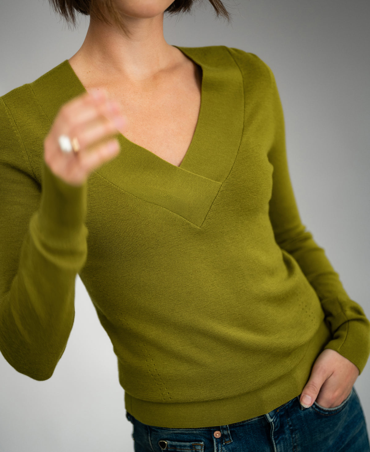 Merino-Pullover mit V-Ausschnitt von LA PHILOU Hell-Olivgrün