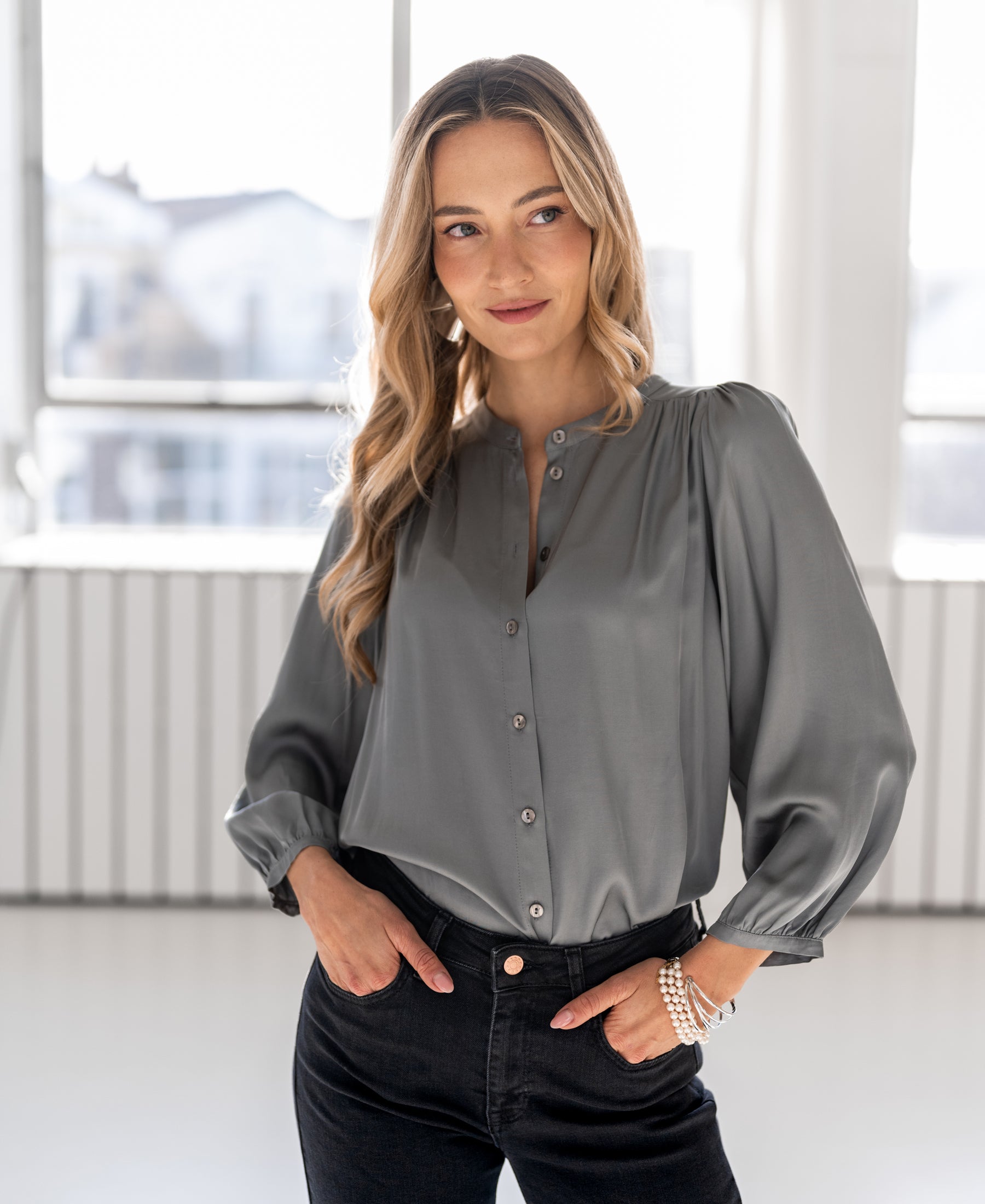 Satinbluse LA RAVA Grau