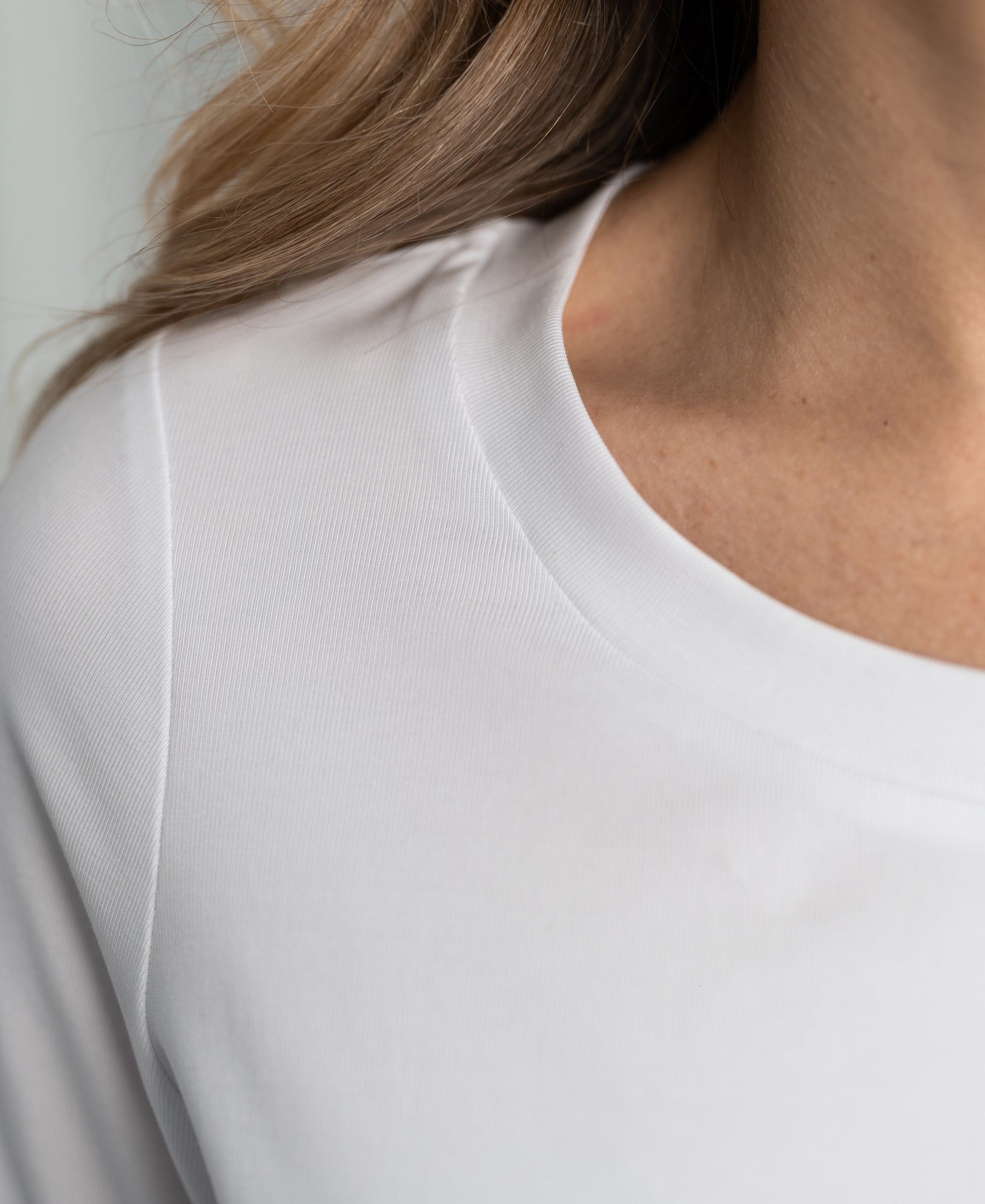 Close-up of the Stretch short sleeve T-shirt LE ROI White, showing neck and shoulder.