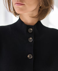 Merino-Strickjacke mit Rollkragen von LES SEIZE, Schwarz