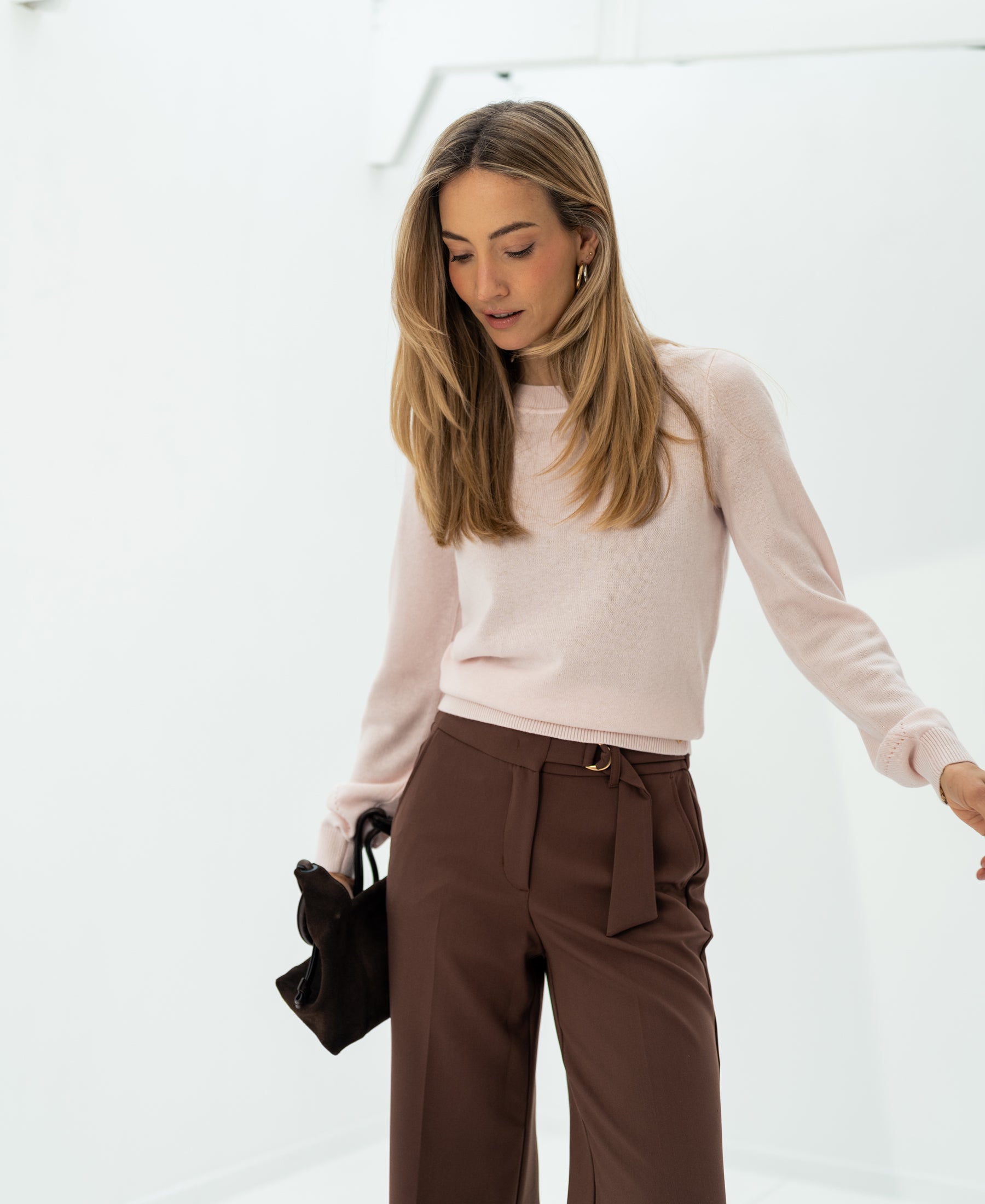 PLEIN PUBLIQUE Merino blend sweater LE SONGE Blush shown on woman, against white background.