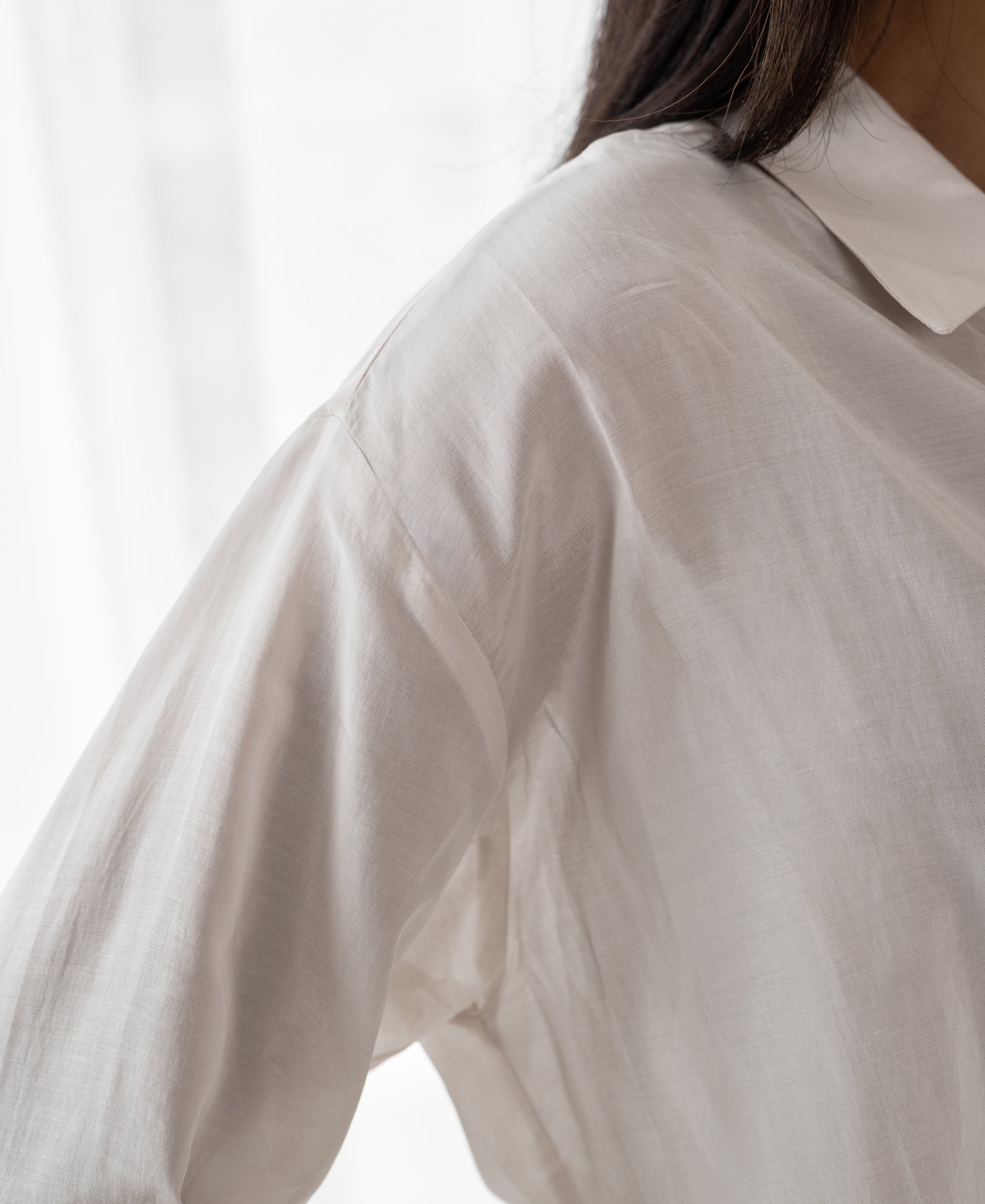 Close-up van de Dunne oversized blouse LA SOYEUSE Kit tegen een lichte achtergrond.