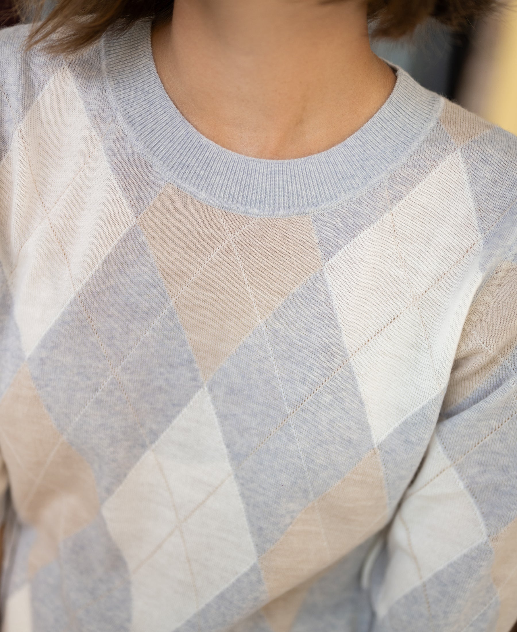 Argyle merino sweater LE STANFORD in light grey melange, shown from shoulders to upper chest.