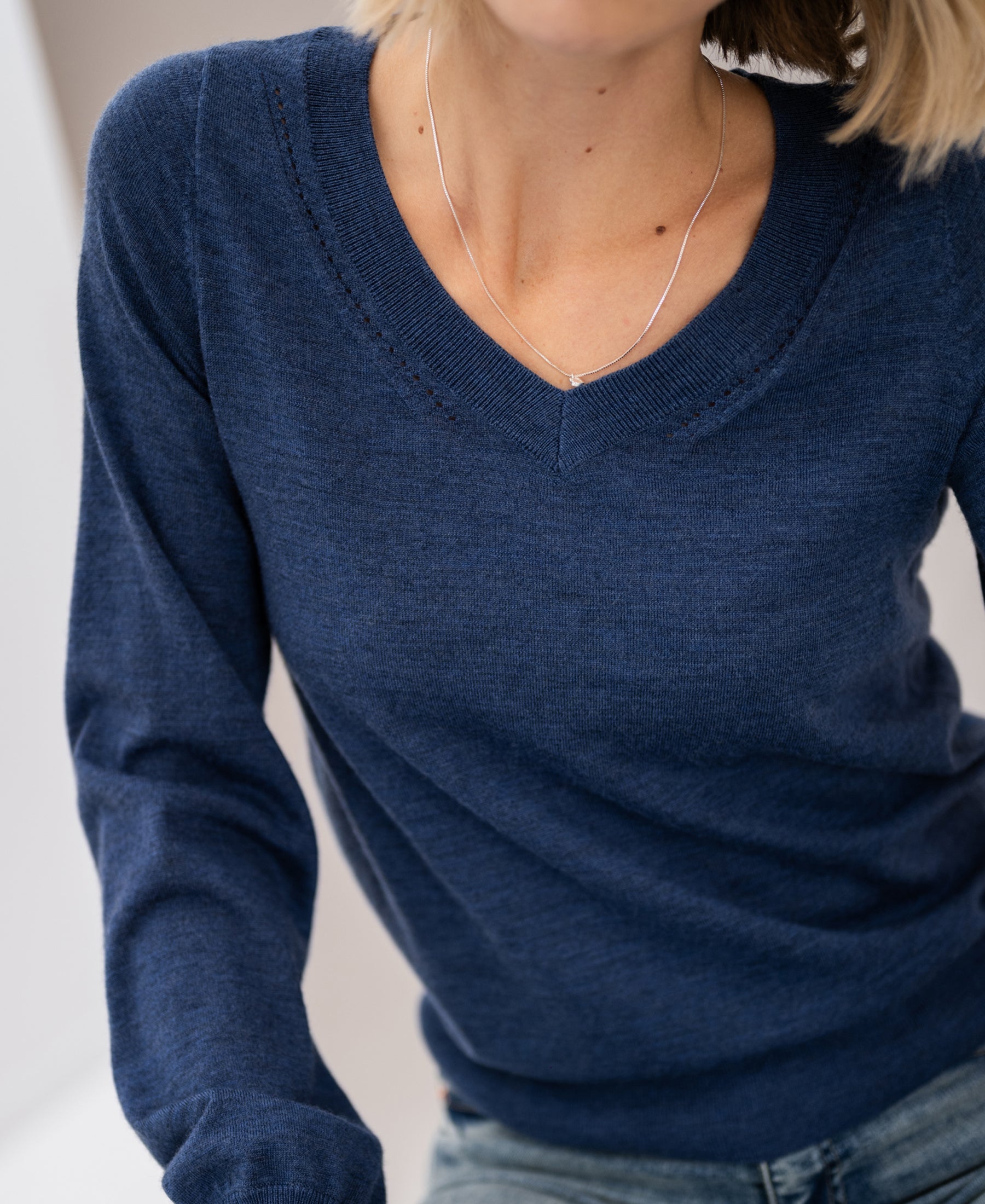 Merino-Pullover mit V-Ausschnitt LA VILLE Indigoblau