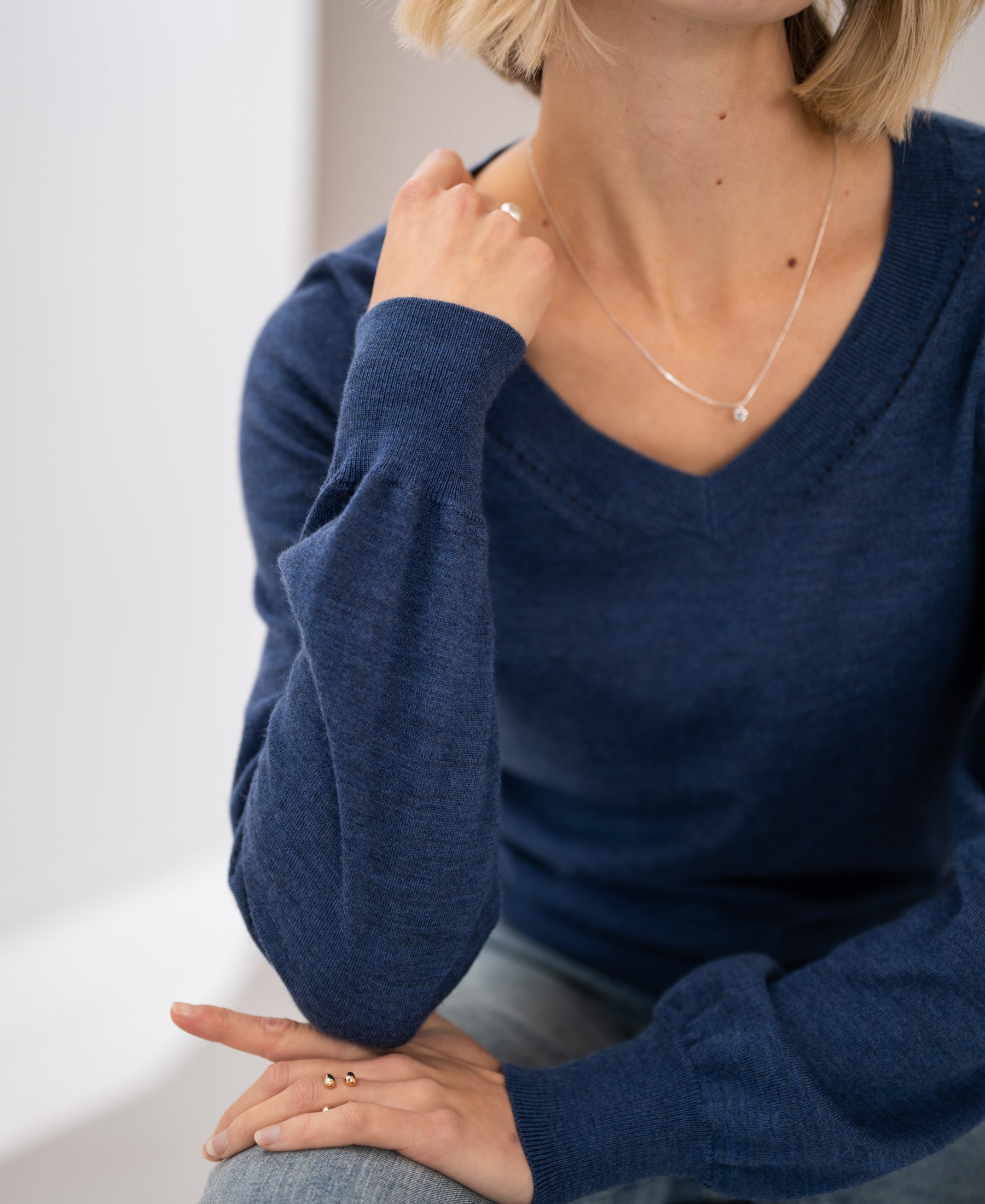 Merino-Pullover mit V-Ausschnitt LA VILLE Indigoblau