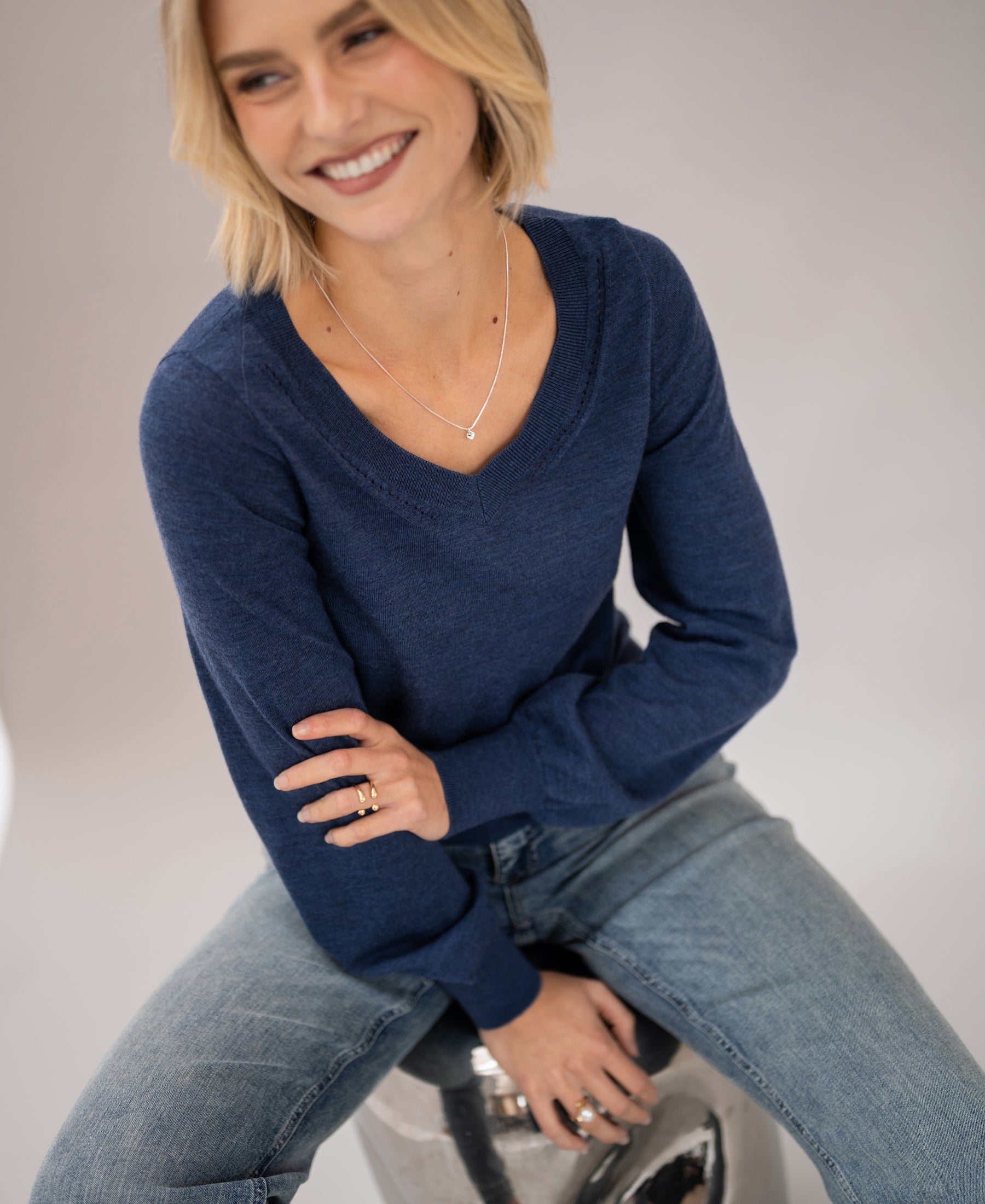 Merino-Pullover mit V-Ausschnitt LA VILLE Indigoblau