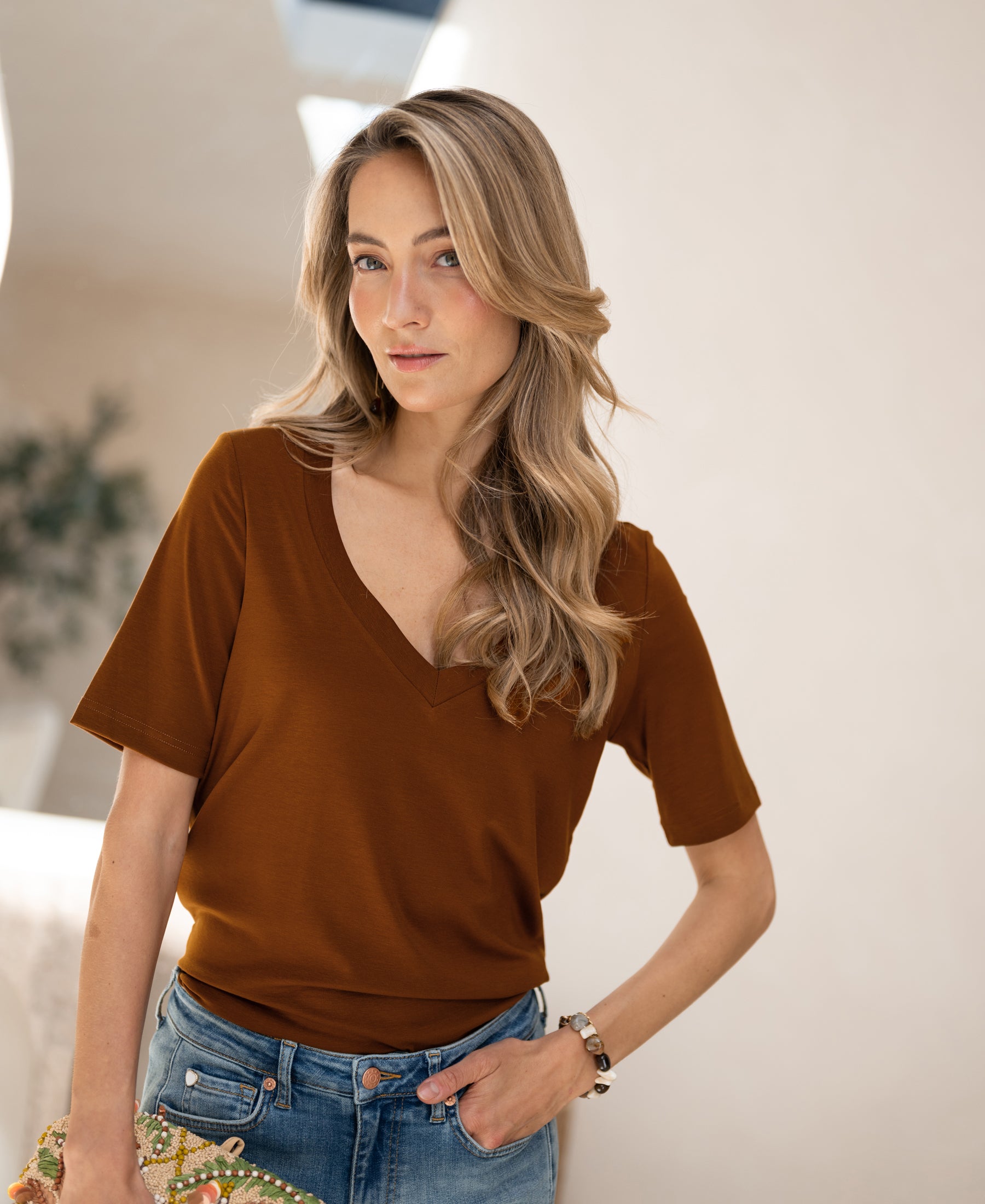 Woman wearing stretch short-sleeve T-shirt in Havana color from PLEIN PUBLIQUE LA VOIX collection.