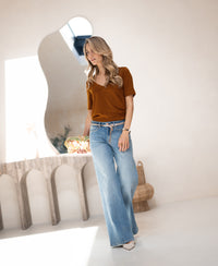 Stretch T-shirt with short sleeves in Havana color, shown indoors with soft natural backlight.