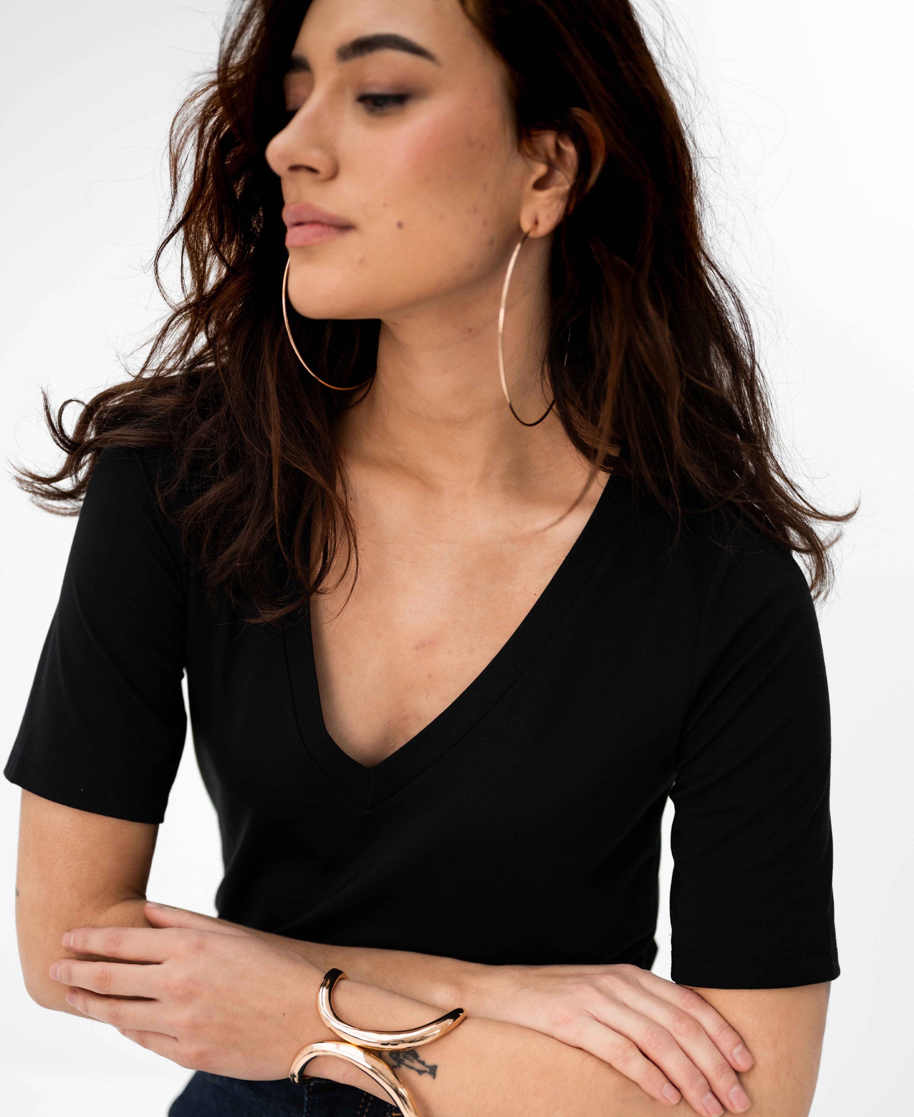 Woman wearing the PLEIN PUBLIQUE V-neck T-shirt LA VERONIQUE Black.