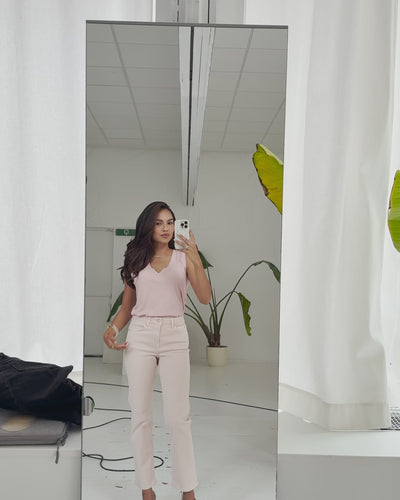Jersey tanktop met v-hals in en jeansbroek in roze 